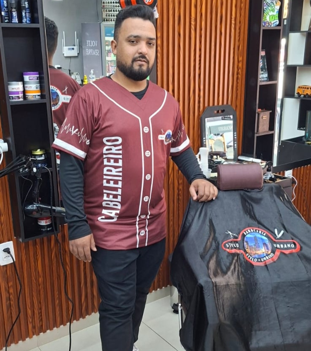 Sergio, barbeiro especialista em corte masculino e barba na Stylo Urbano Itajaí
