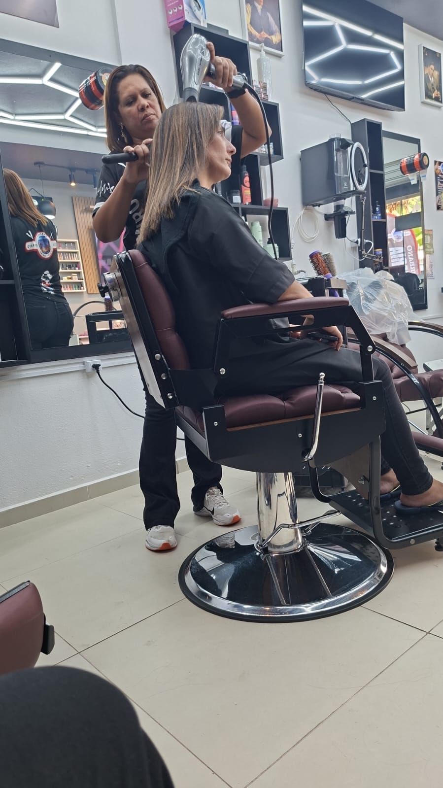 Cliente feminina após atendimento no salão Stylo Urbano Itajaí